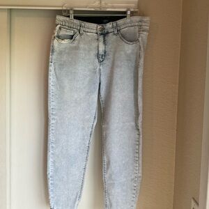 Trendy Light Wash Women's Cropped Jeans